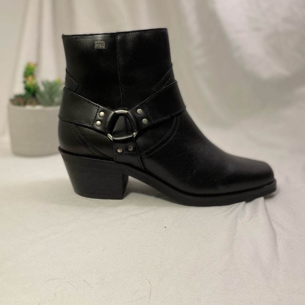 Black thorete genuine leather bootie by Musse & Cloud